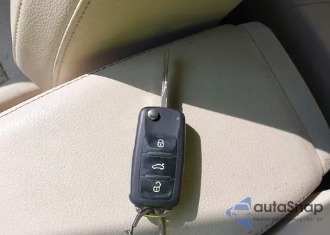 2010 Volkswagen Jetta Limited Edition z USA, uszkodzony, nr VIN 3VWRZ7AJ1AM158646